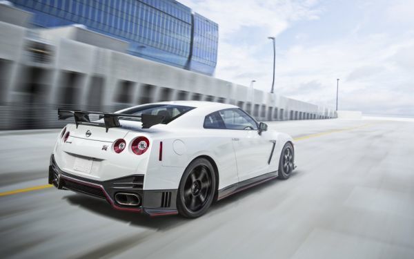 日産 GT-R NISMO R35 Bホワイトパール ニッサン NISSAN 壁紙ポスター 特大ワイド版921×576mm （はがせるシール式） 027W1_画像1