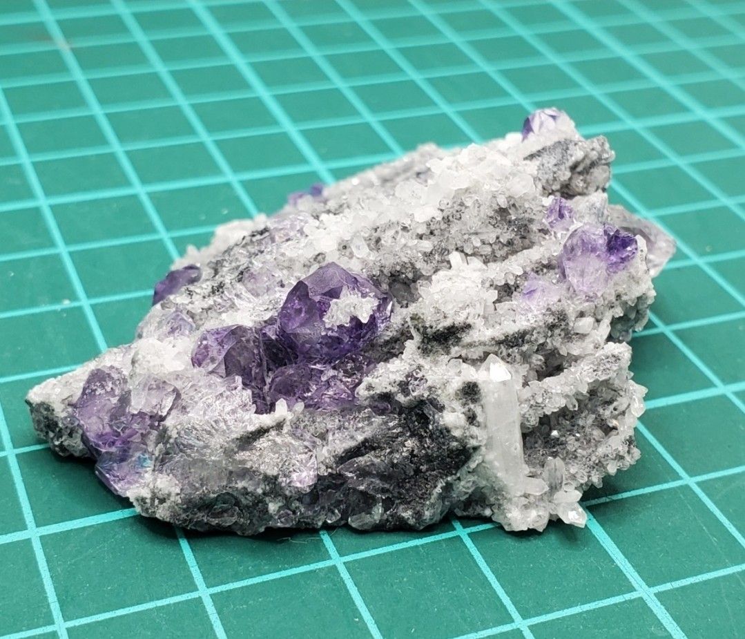 K-23 鉱物標本 原石 鉱物 フローライト 蛍石 パープルフローライト 水晶 クォーツ 共生鉱物 クラスター タンザナイトブルー