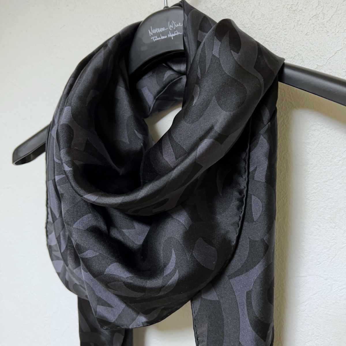 NUMBER (N)INE BANDANA SILK SCARF ナンバーナイン 04AW ギブ期　ハートトライバル　バンダナ シルク スカーフ ブラック ストール_画像4