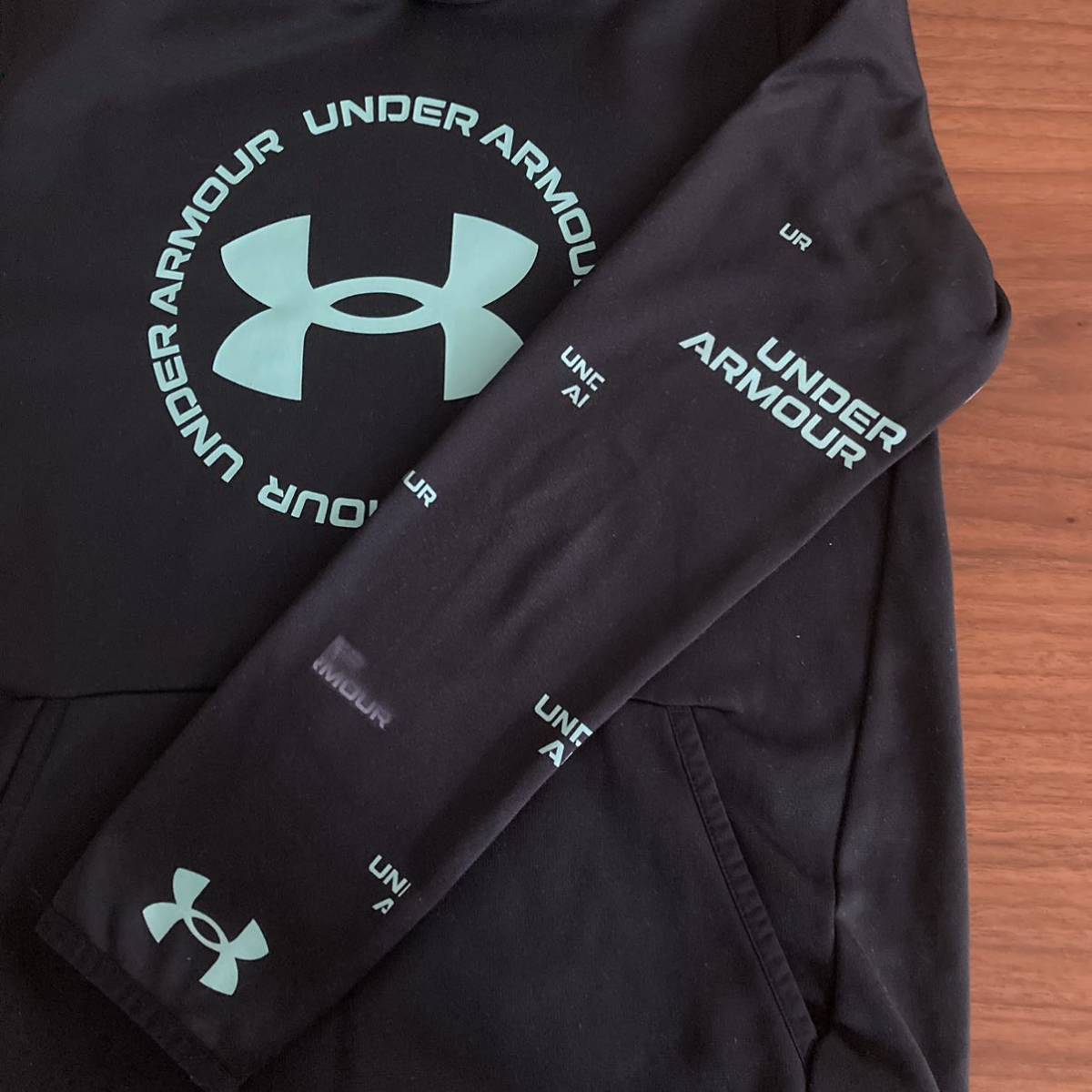 UNDER ARMOUR アンダーアーマー ★160cm YXL 裏起毛　パーカー★男の子　黒　緑　ブラック　グリーン★フード付き　ロゴ入り_画像3