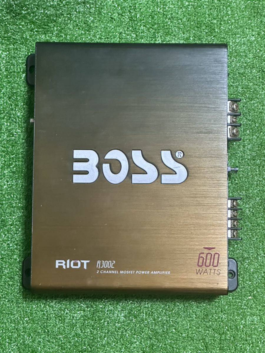 BOSS ボス RIOT R3002 600ワット2チャンネルパワーアンプ.の画像1