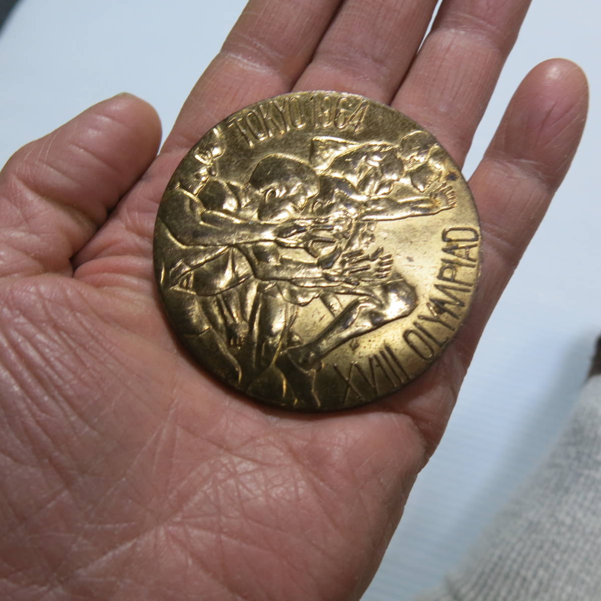 昭和レトロ　東京オリンピック　金色メダル　大きい　1964　TOKYO　オリンピック東京大会記念　径6.2cm重さ132g　古道具やi (アイ)_画像1