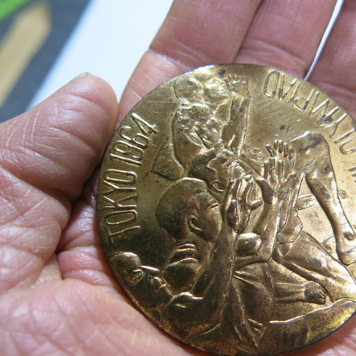 昭和レトロ　東京オリンピック　金色メダル　大きい　1964　TOKYO　オリンピック東京大会記念　径6.2cm重さ132g　古道具やi (アイ)_画像4