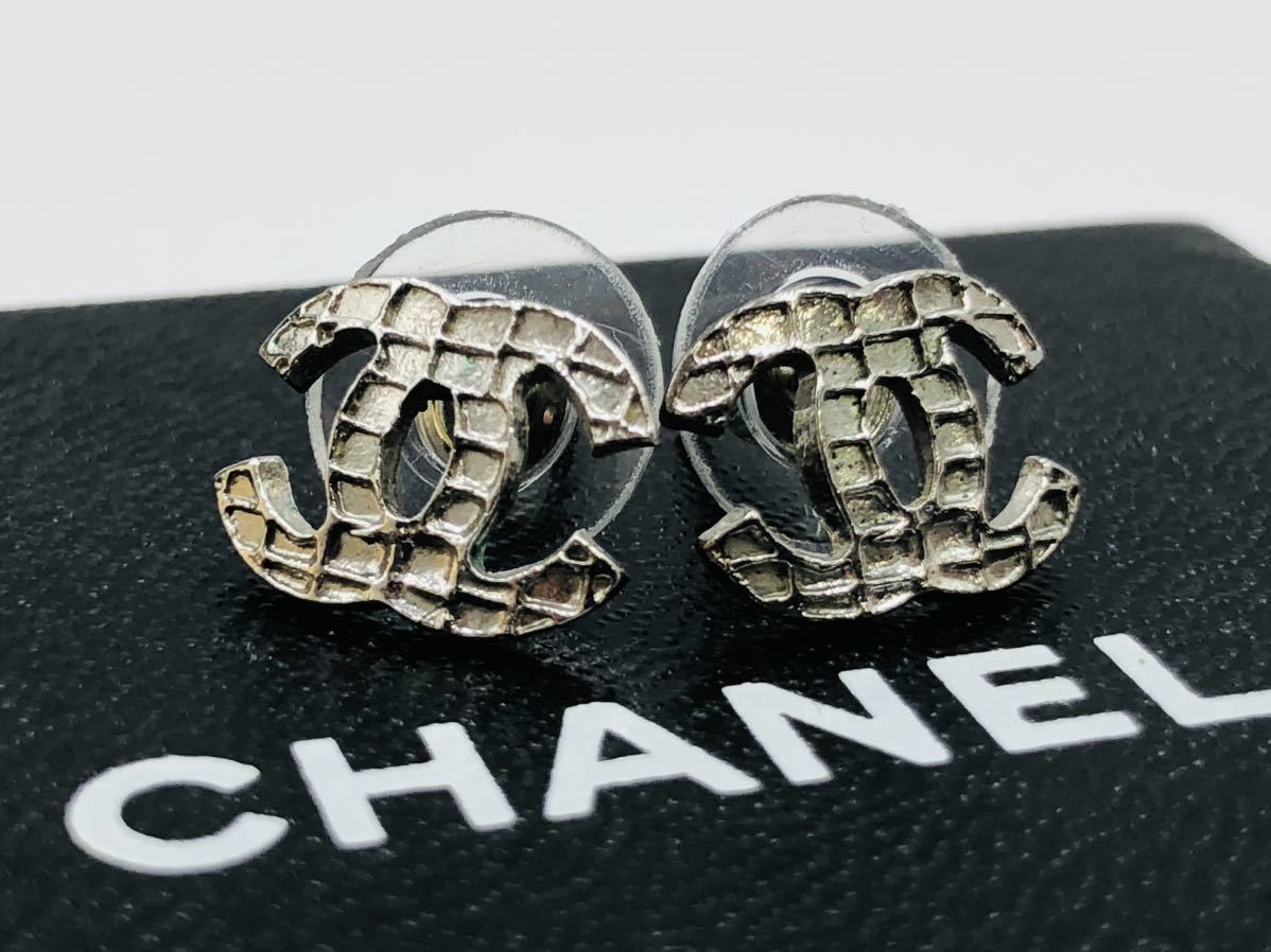 1円～シャネル ＣＨＡＮＥＬ シルバーメタル ココマークピアス レアデザイン 小ぶりで可愛い♪ ワンポイント ドレスコード A449_画像1