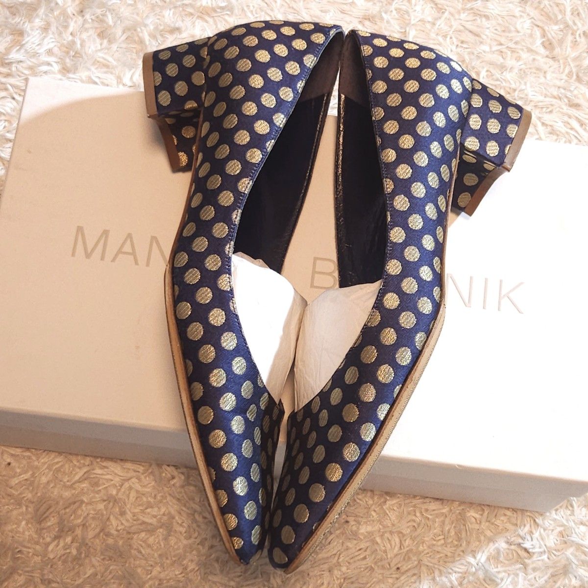 マノロブラニク ドゥロワー別注  Manolo Blahnik ドット パンプス 紺 金  37 23.5~24 ローヒール 美品