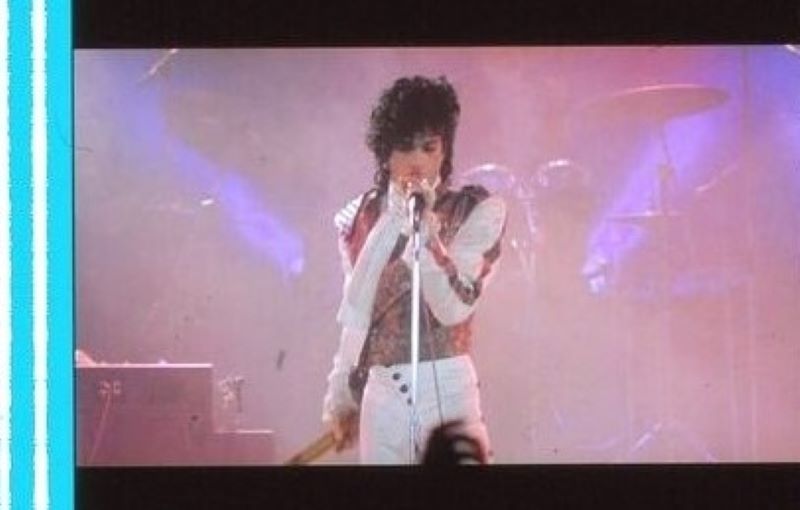 パープルレイン 35mm映画フィルム プリンス as ザ・キッド アルバートマグノーリ監督 Prince as The Kid ■連続５コマ PURPLE RAIN_画像1