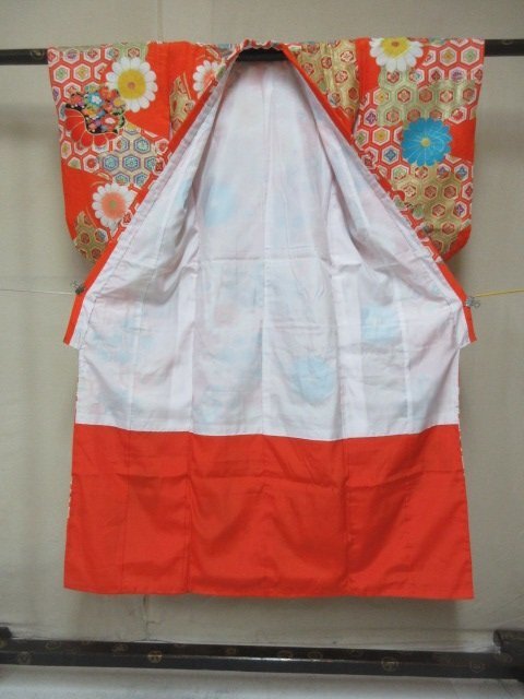 1円 中古 正絹 女児 子供 着物 縮緬 七五三 アンティーク レトロ 花亀甲 舞蝶 高級 袷 身丈134cm 裄51cm 【夢職】★★★_画像2