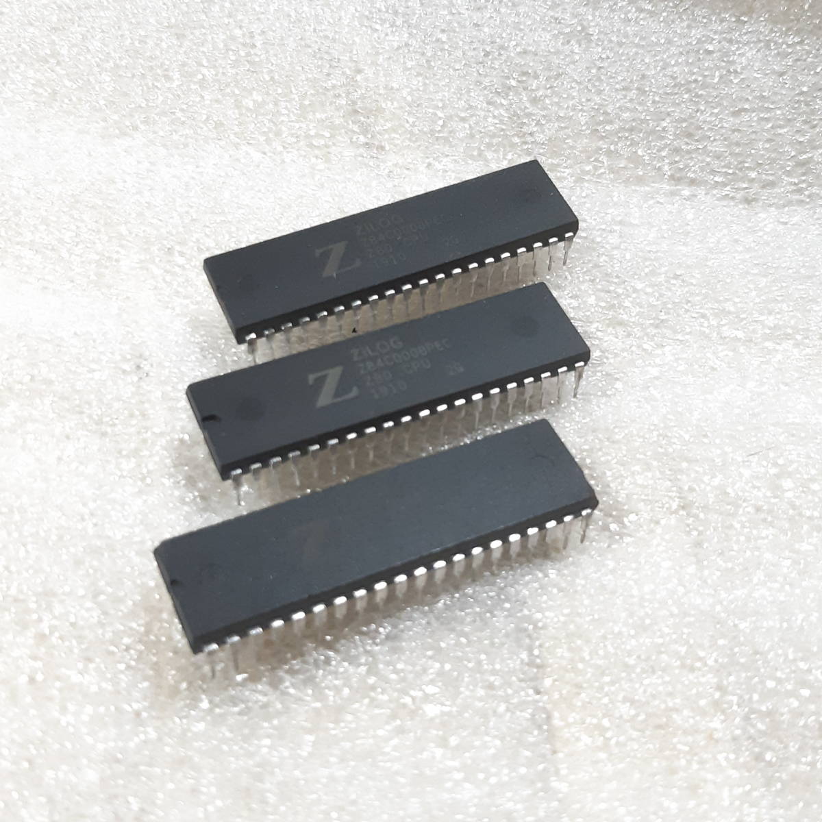 新品・未使用品 ZILOG 　Z80-CPU×3個セットIC ビンテージCPU Z84C0008PEC 84C0008 8Mhz　DIP-40　送料120円～ _画像1