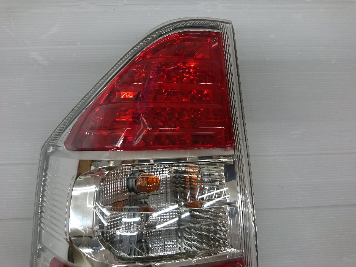 ★中古品★トヨタ純正 ト ノア ZRR70 ZRR75 左テールランプ LED ICHIKOH イチコー 28-198【他商品と同梱歓迎】_画像2