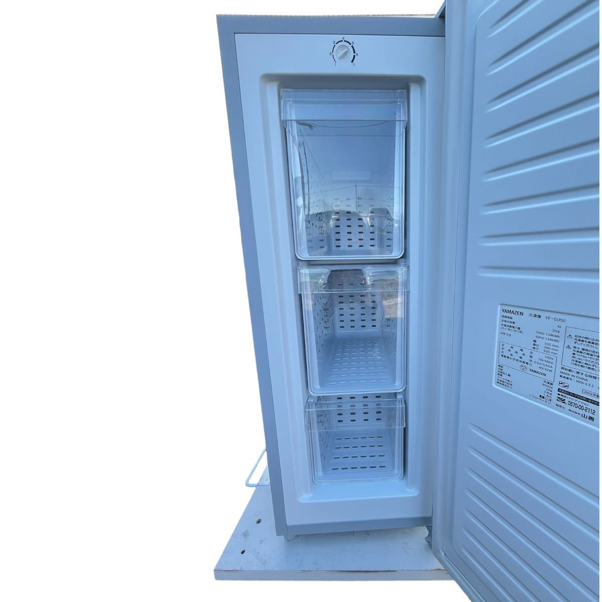 ★動作確認済み YAMAZEN 冷凍庫 YF-SU50 50L 2023年製 シルバー 右開き 1ドア 直冷式 幅33.5cmのスリム設計 中古品 管理J275の画像6