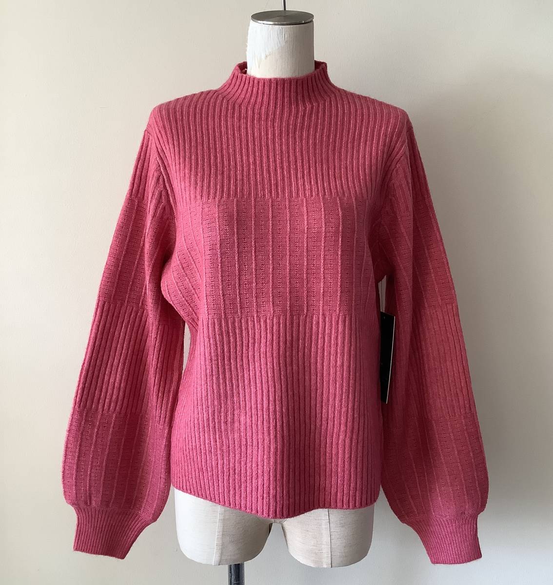 BROADWAY38新品サイズXL♪編み目が凝っているふんわり袖 フェミニンなローズピンクボトルネックセーター_ローズピンクのボトルネックセーター