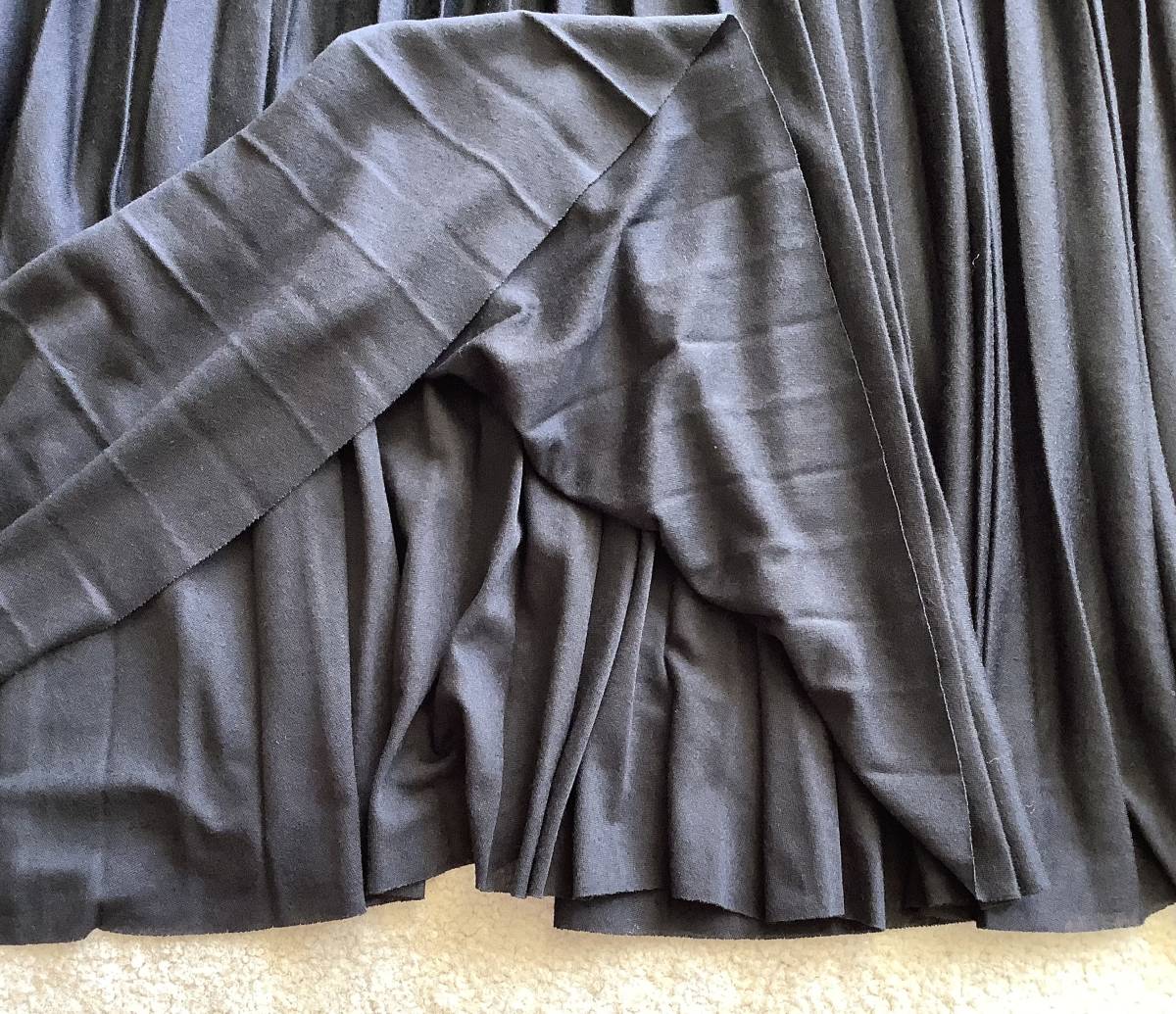 T.TAHARIタハリ新品L♪とにかく長いスカート丈の黒色ニットジャージープリーツ加工マキシスカート_厚手ではなく薄手ですが、とにかく長い！