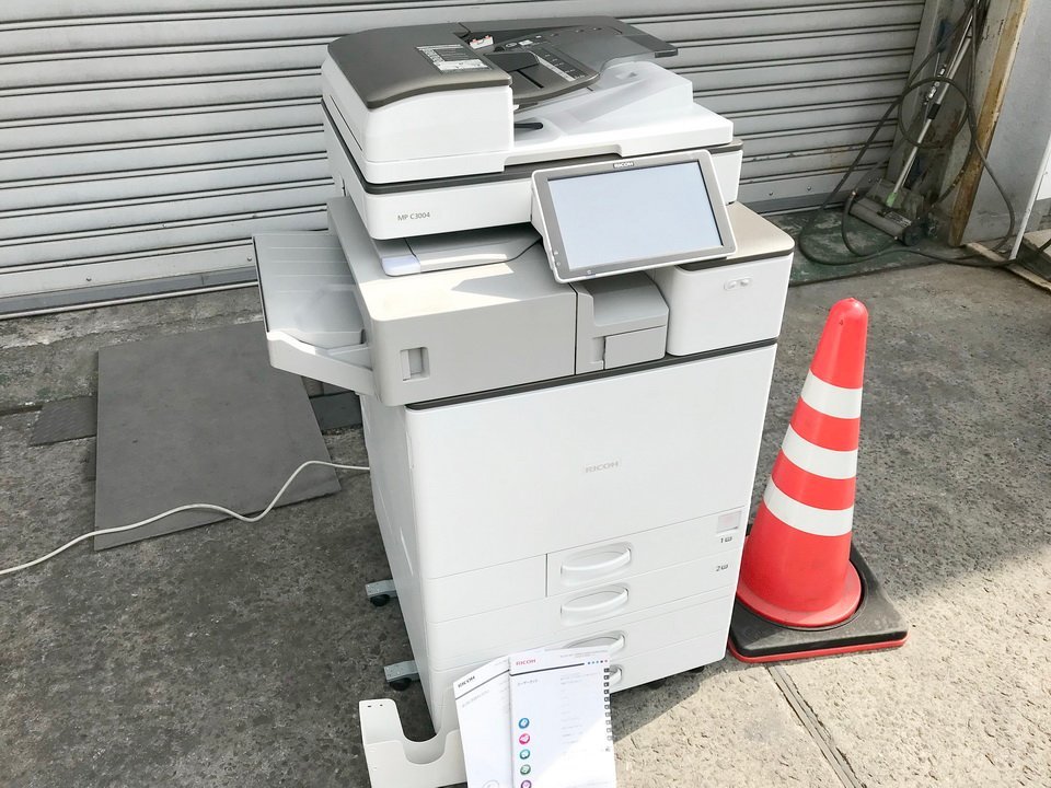 ユ飯k107 リコー/RICOH ■デジタルフルカラー複合機『MPC3004SPF』タッチパネル式 コピー/ファクス/スキャン等 フィニッシャー付き_画像1