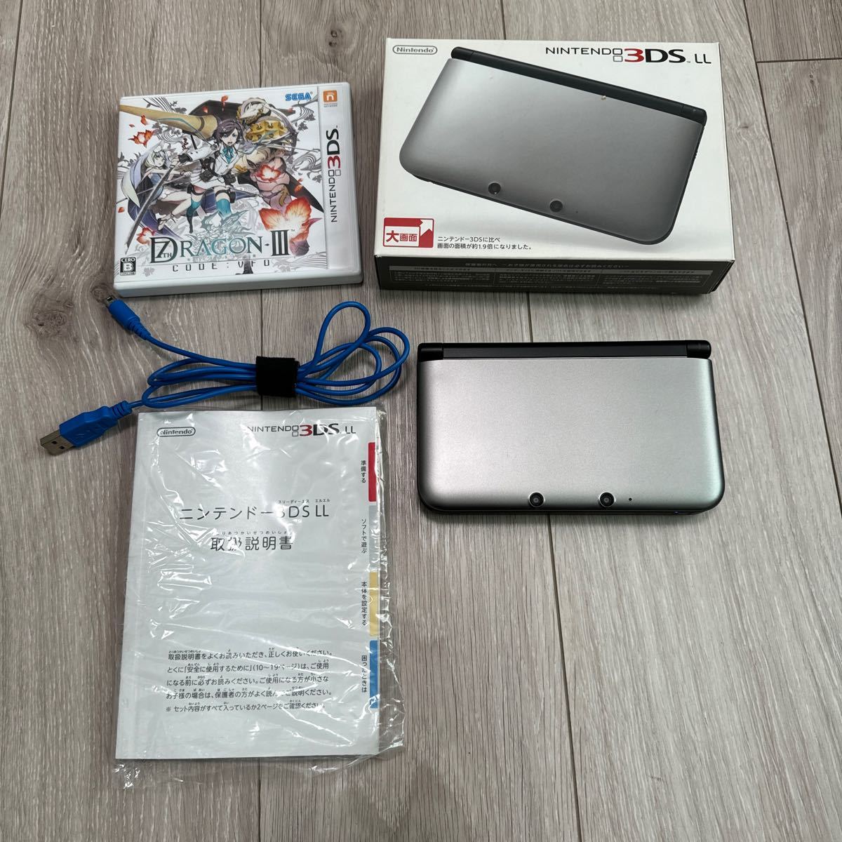 ニンテンドー3DS LL シルバー×ブラック セブンスドラゴン3付き_画像4