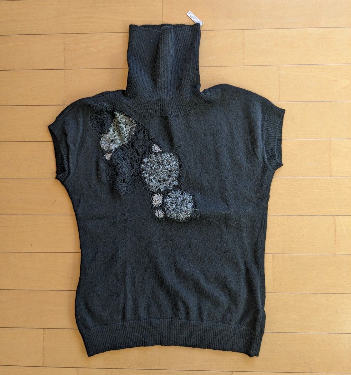 KETTY　花レース編み　タートルネック　フレンチスリーブ　ニットセーター　黒 半袖