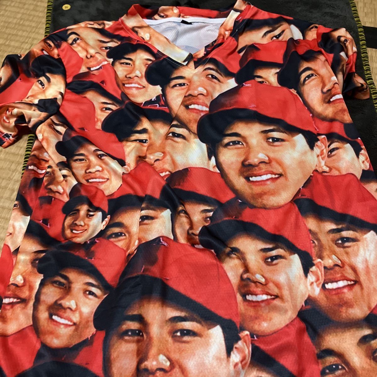 大谷翔平顔だらけTシャツXLサイズ 未使用品です。(必ず説明文をご覧下さい。)_画像1