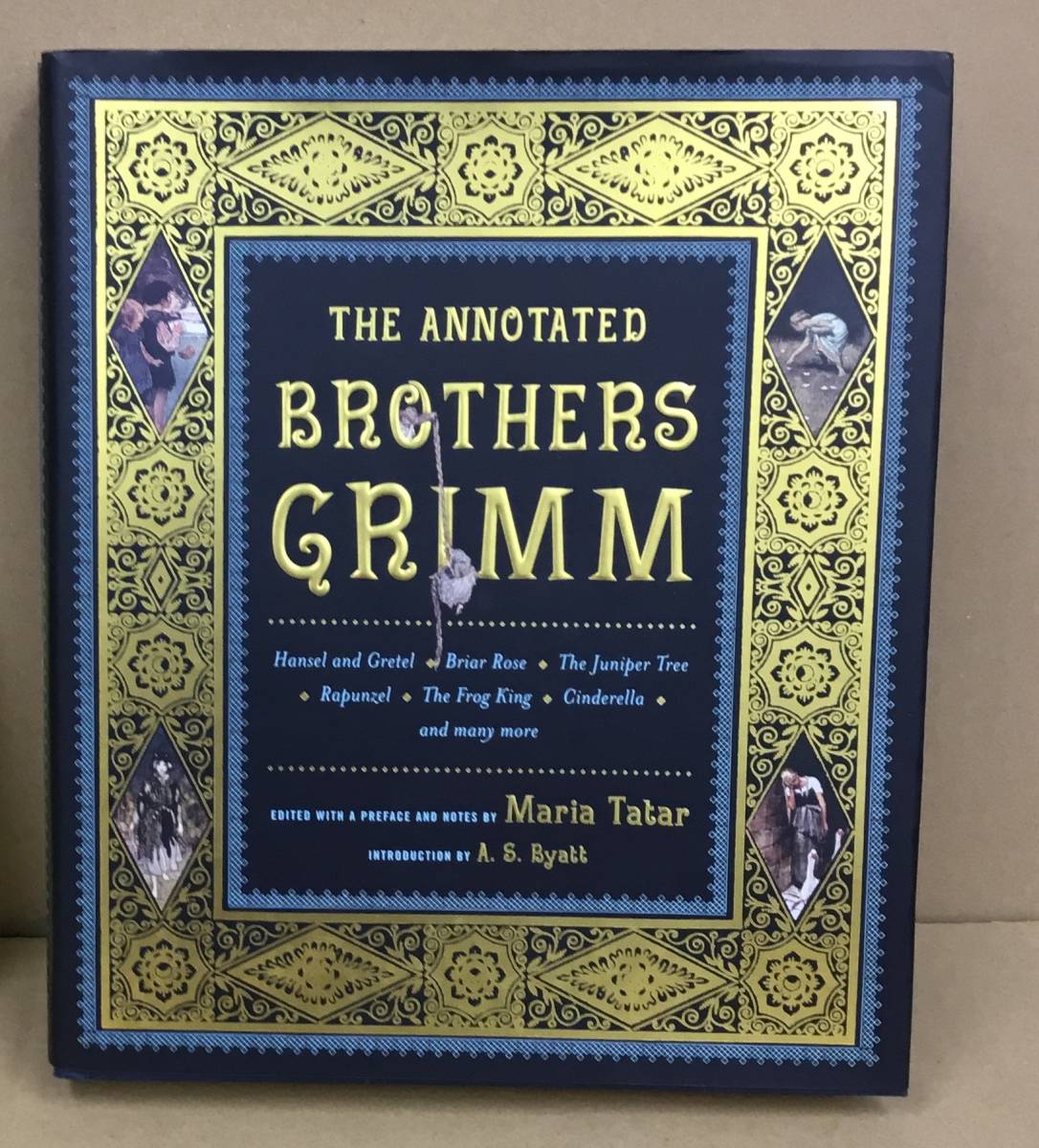 K1207-12 The Annotated Brothers Grimm(挿画注解版 グリム童話集) Maria tatar(マリア・タタール) 2004年の画像1