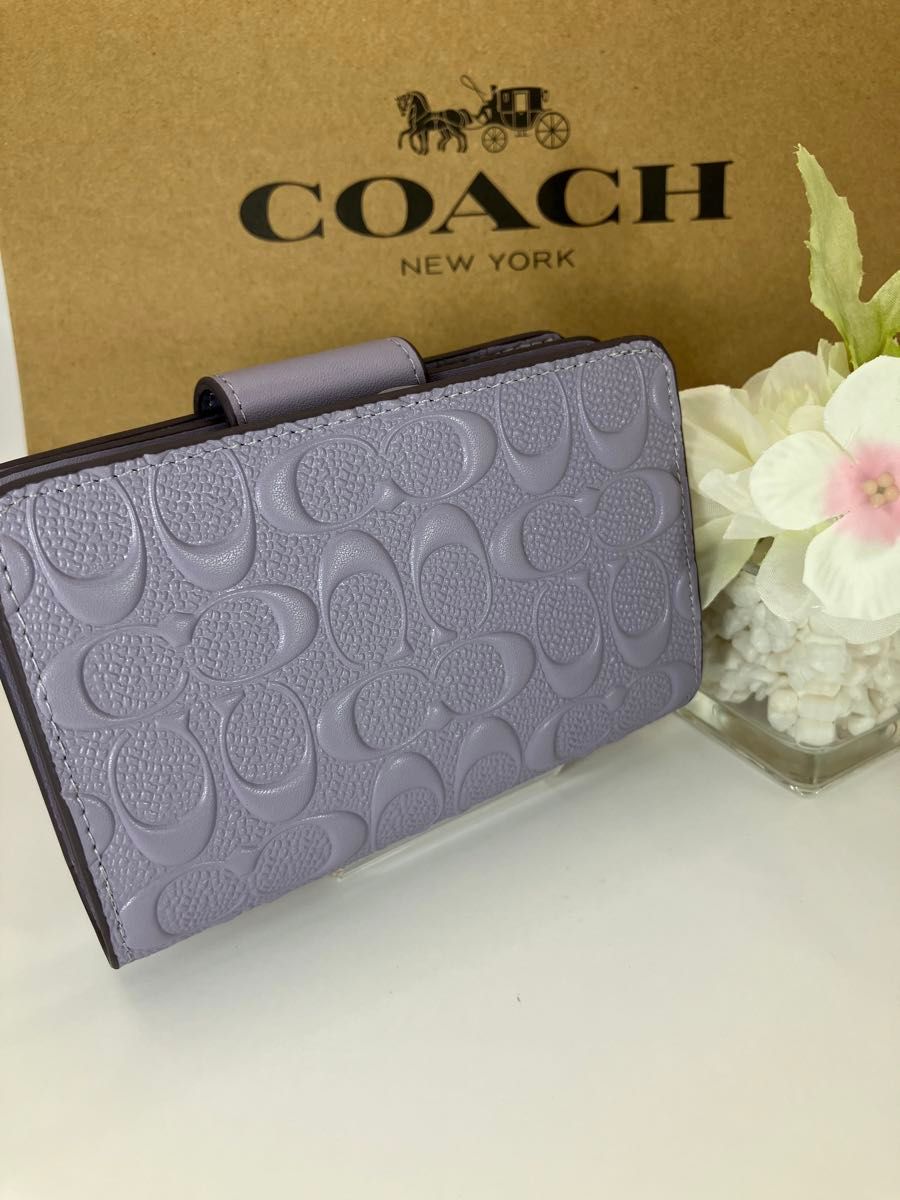 新品　未使用　COACH コーチ ラグジュアリーパープルシグネチャーミディアム二つ折り財布　箱、紙袋付き