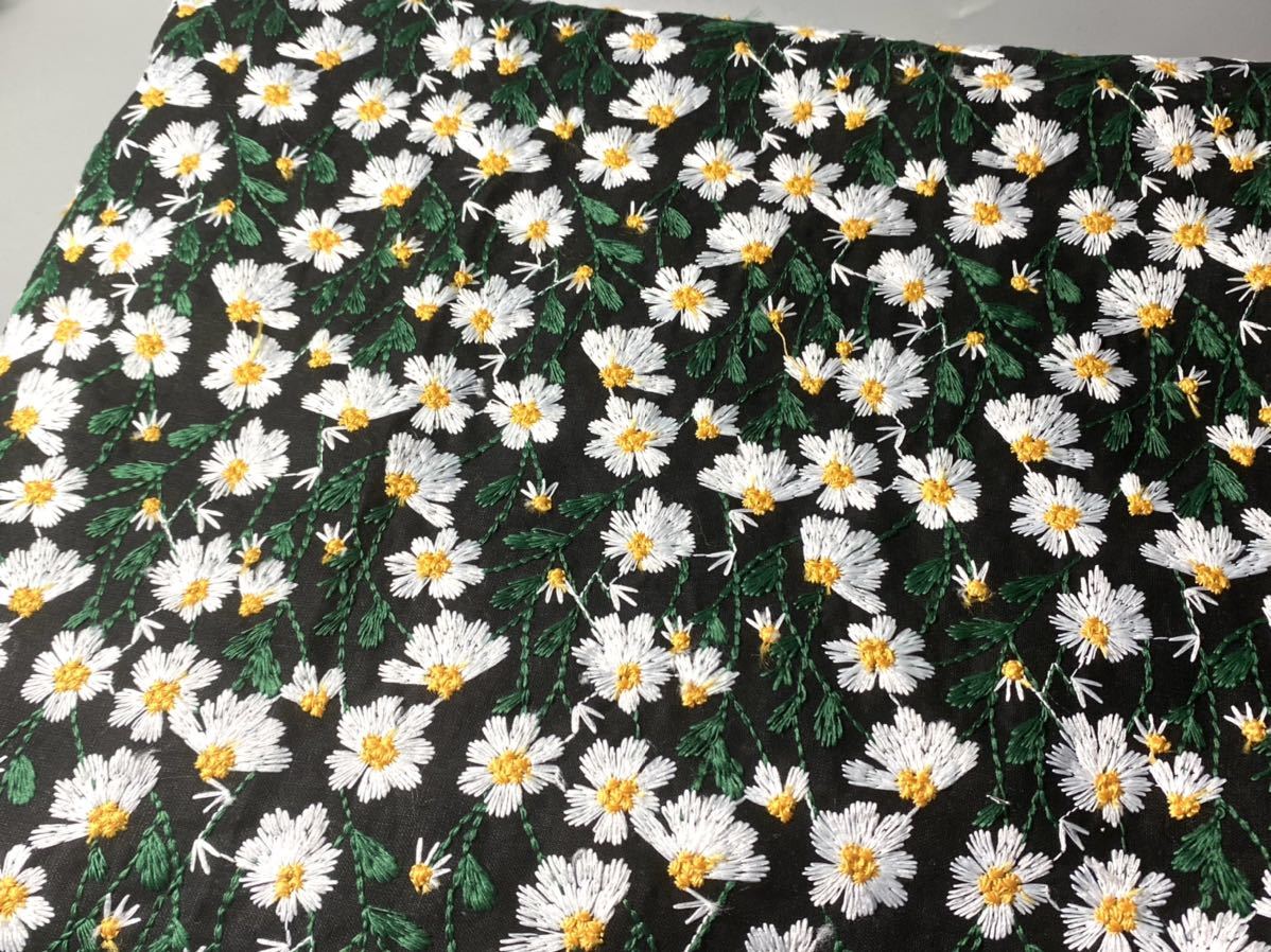 刺繍・シーチング綿、幅130ｃｍ×５０ｃｍ・黒地.菊花_画像1