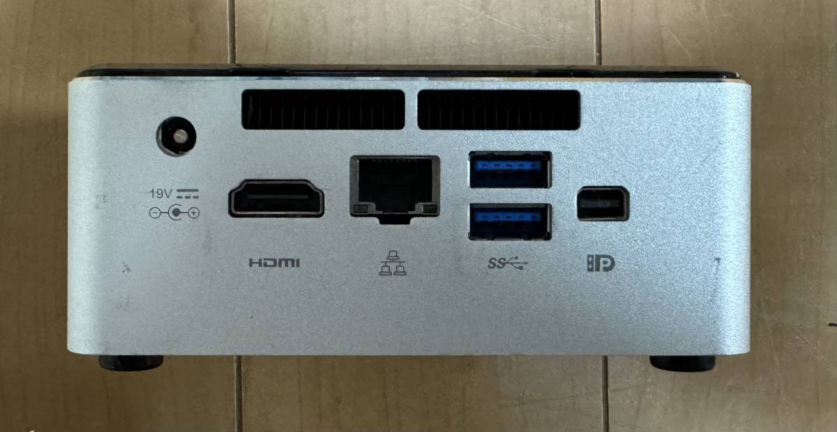 Intelの極小デスクトップ「NUC6i3SYHキット」です。_画像2