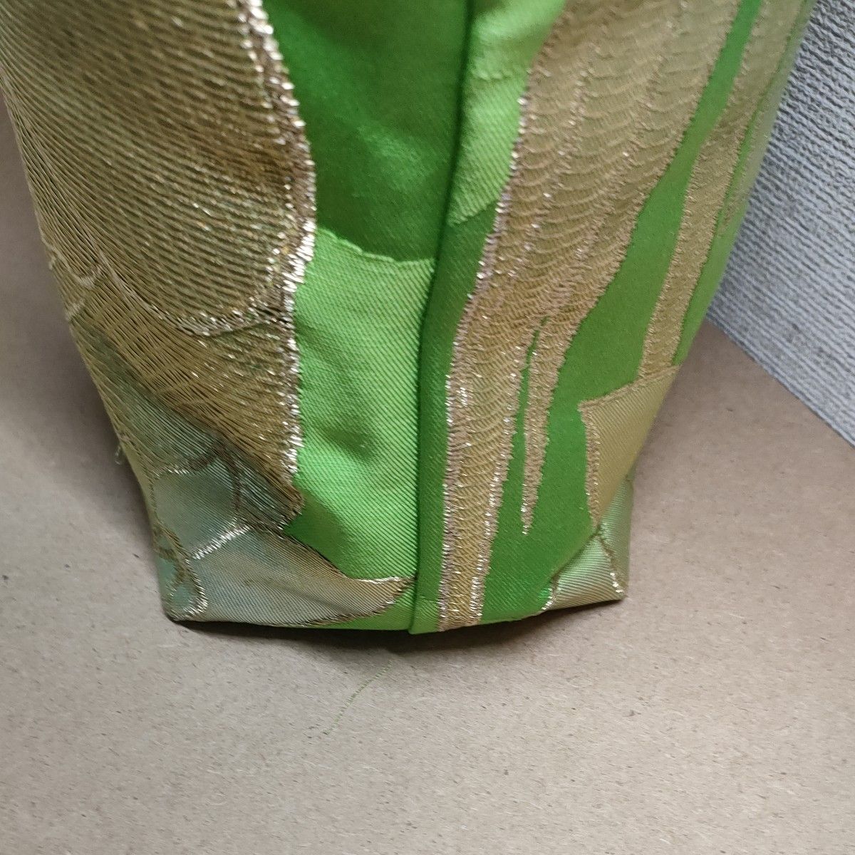 帯リメイク ボストンバッグ風 銀色地 金 緑色 植物 刺繍 帯リメイクバッグ 黄緑色地に金銀 白色の糸でおしどり お花の