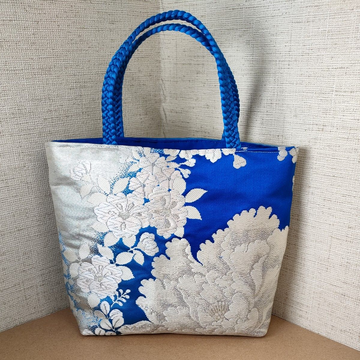 帯リメイクバッグ　小さめ　水色からブルーのグラデーション地に、白銀色の糸で、お花が刺繍