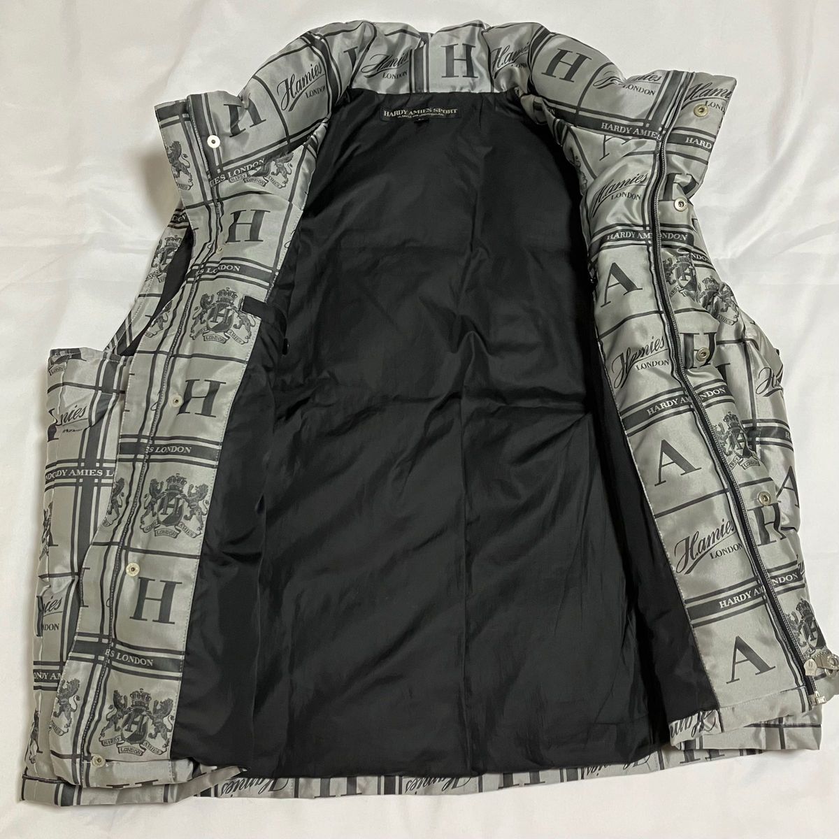 訳あり HARDY AMIES SPORT ハーディエイミス 総柄 ダウンベスト 訳あり HARDY AMIES SPORT ハーディエイミス 総柄 ダウンベスト