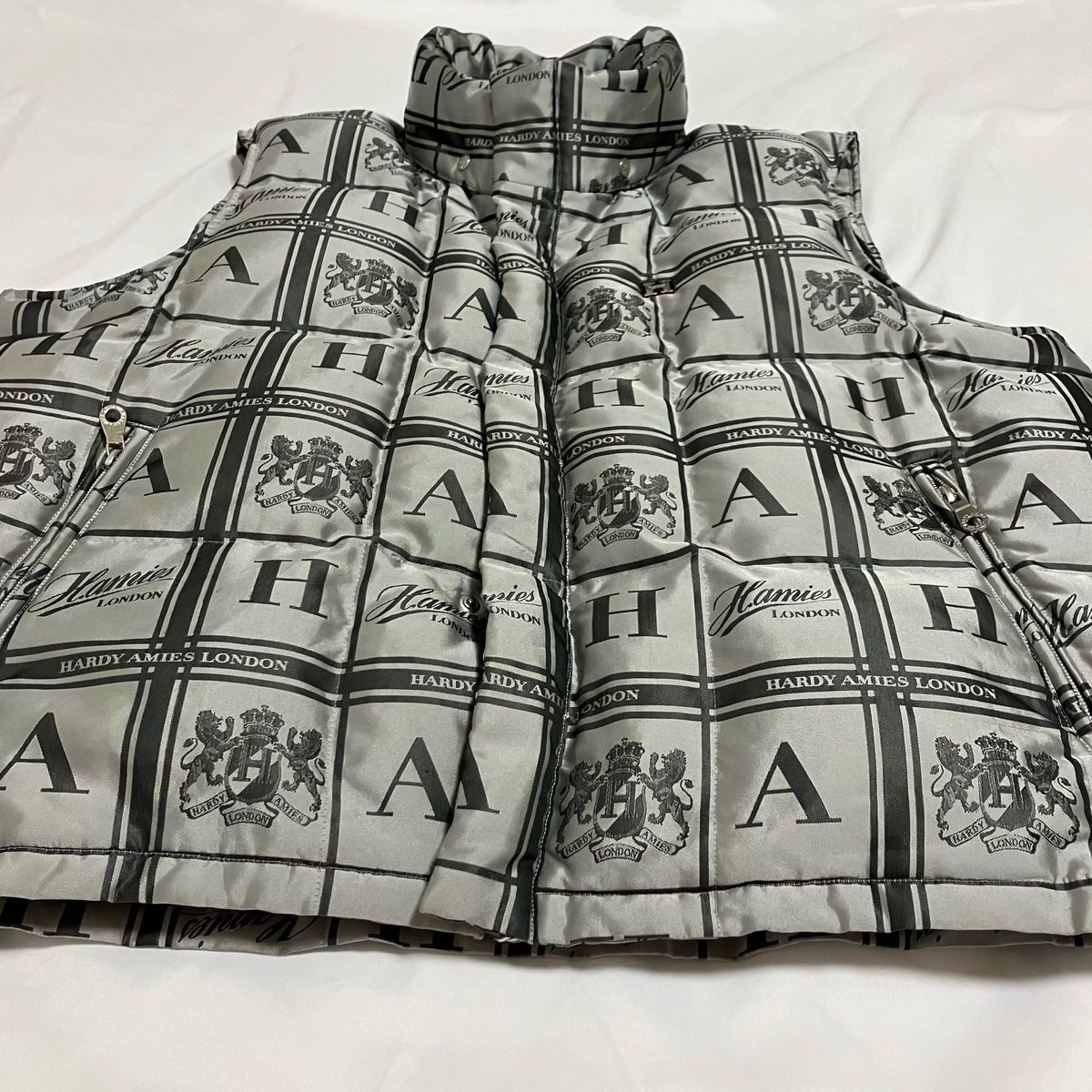 訳あり HARDY AMIES SPORT ハーディエイミス 総柄 ダウンベスト 訳あり HARDY AMIES SPORT ハーディエイミス 総柄 ダウンベスト