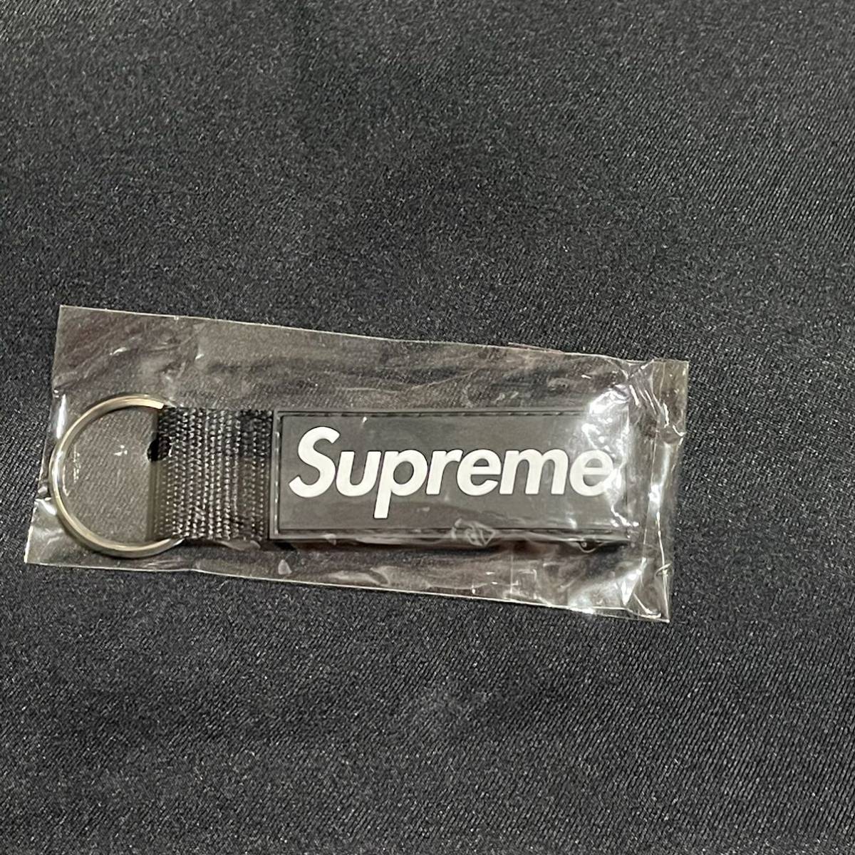 新品　正規品 23ss 新作 Supreme Webbing Keychain ブラック　キーチェーン キーホルダー シュプリーム_画像1