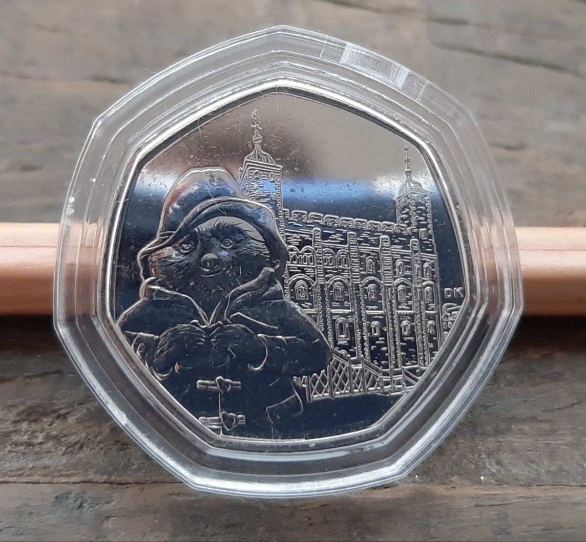 イギリスのパディントン50ペンス硬貨、4種コンプリート版です。『くまのパディントン』はマイケル・ボンドの児童文学として、
