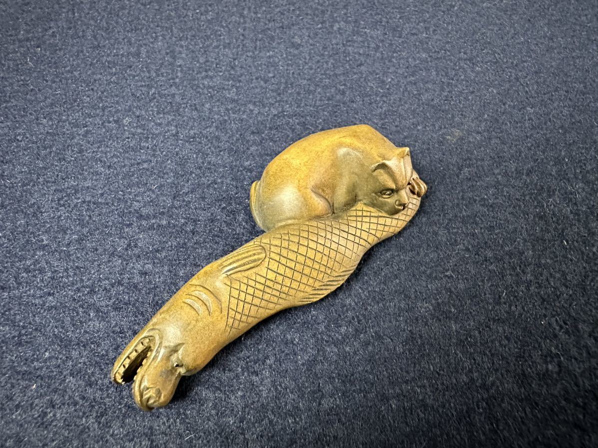 [KA243] wooden netsuke . fish ... gong cat small . sculpture .. thing smoke . inserting tree carving .. cat cat 