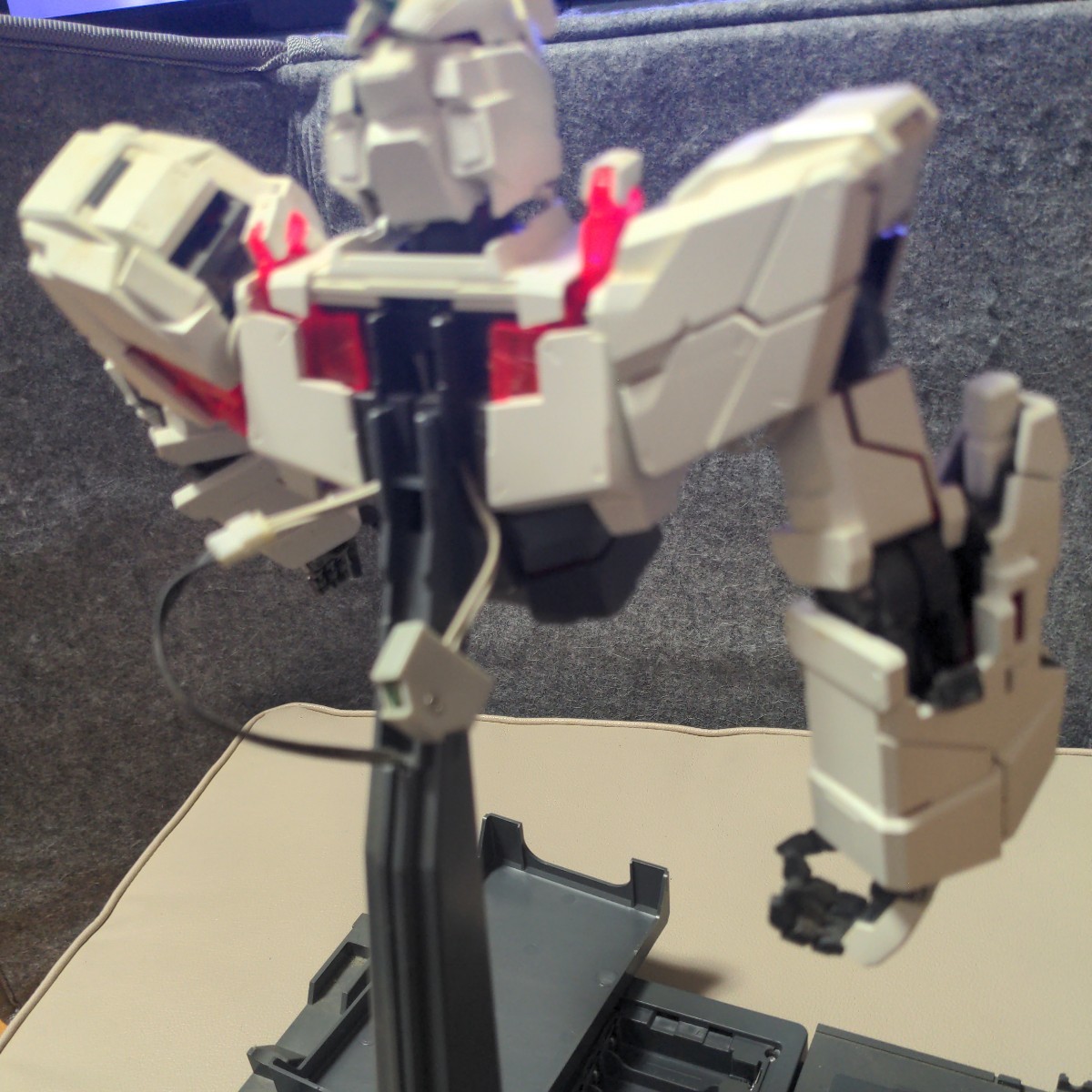 【ジャンク】ＰＧ 1/60 RX-0 ユニコーンガンダム ＋LEDユニット＋MG ν ガンダム Ver.k パーフェクトグレード　ガンプラ　パーツ取り用_画像9