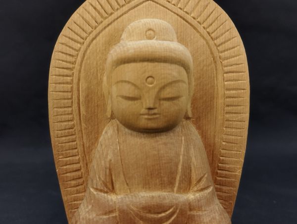 sa/ 仏師凡海 萩田文昭刻 細密刻在銘 一木彫 稚児如来坐像 全高 sa/ 仏師凡海 萩田文昭刻 細密刻在銘 一木彫 稚児如来坐像 全高
