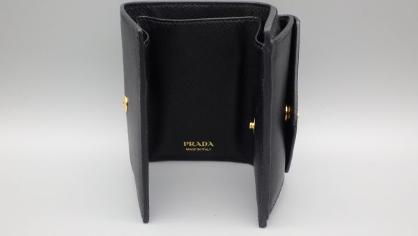 ●PRADA 1MH021 サフィアーノ 三つ折り 財布 ミニ ウォレット NERO プラダ ブラック コンパクト ロゴ ゴールド 金具_画像5