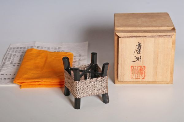 8313 井波慶州 鋳銅 黒漆銀線糸巻蓋置(共木箱) 62g 蓋置 茶道具