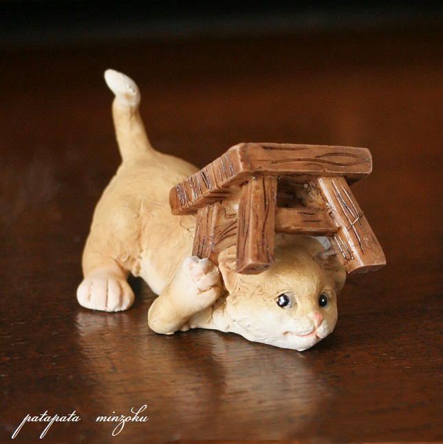猫 雑貨 小物 ミニチュア 椅子の下に隠れる猫 置物 オブジェ ネコ ねこ キャット パタミン インテリア_画像2