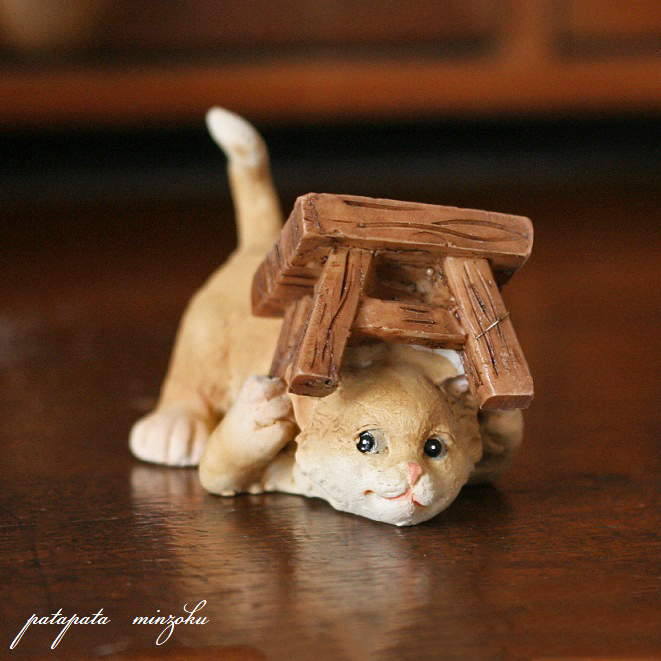 猫 雑貨 小物 ミニチュア 椅子の下に隠れる猫 置物 オブジェ ネコ ねこ キャット パタミン インテリア_画像1