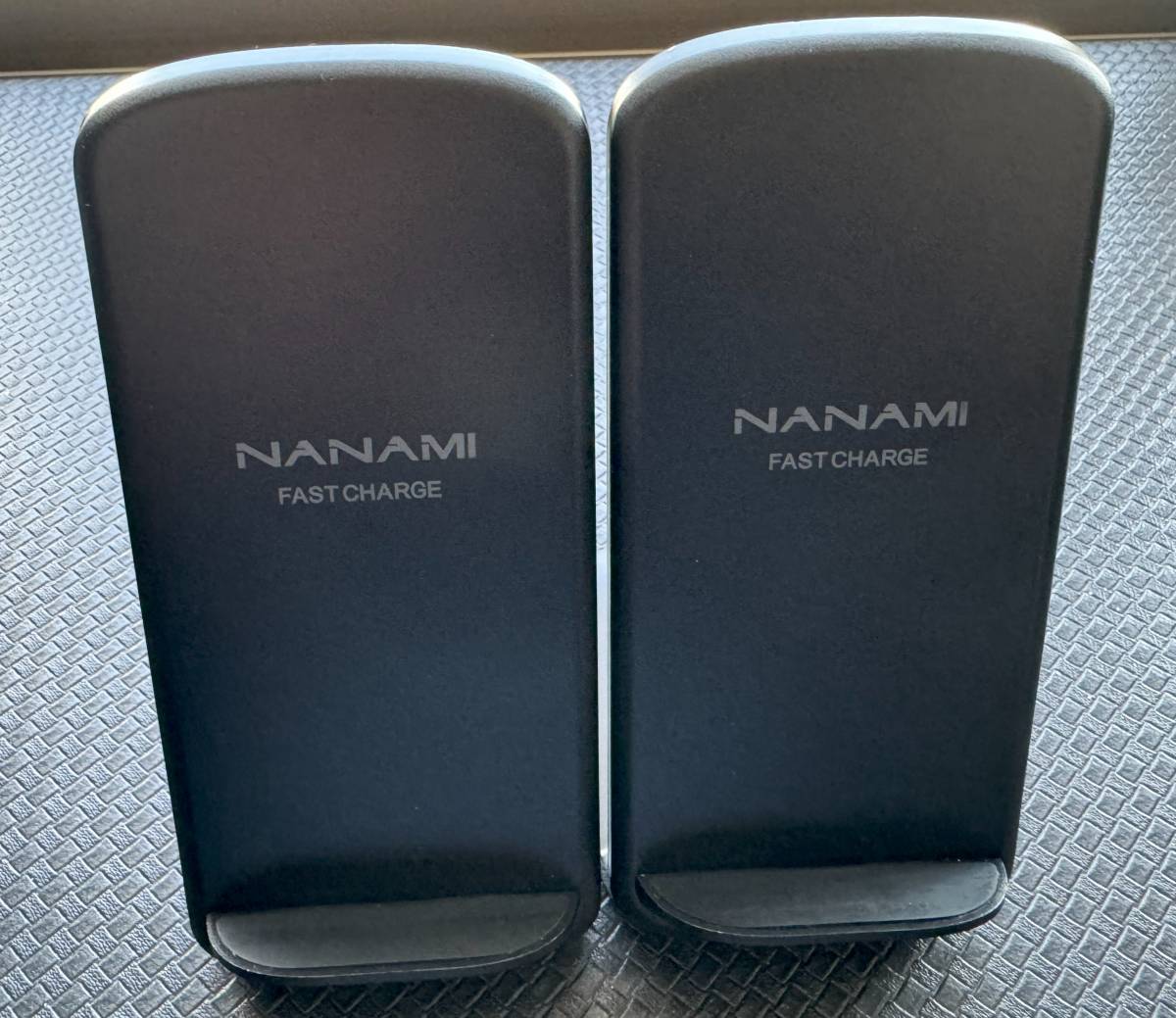 【中古】NANAMI ワイヤレス充電器 最大15W出力 急速 無線充電器 (Qi認証) ２個セット おまけUSBケーブル３本付き_画像2