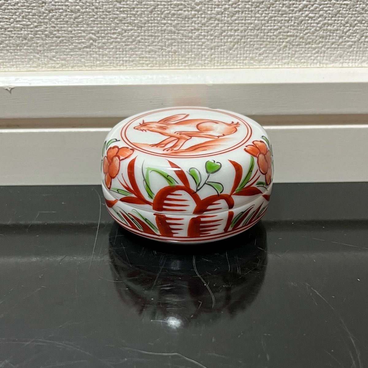 即中斎扇面菖蒲画讃軸 茶道具懐石鵬雲斎坐忘斎七事式水屋道具茶箱棗茶杓而妙斎茶碗 赤絵兎香合 茶道具 懐石道具 鵬雲斎 坐忘斎 淡々斎 而妙斎 即