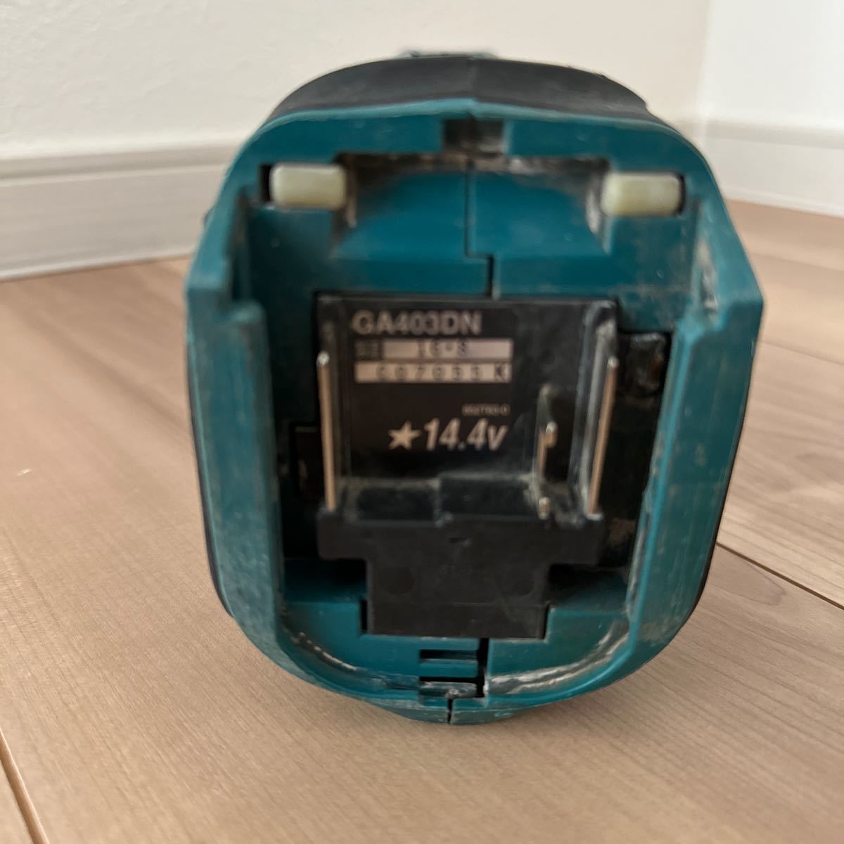 中古品 makita マキタ 14.4V 充電式ディスクグラインダー GA403DN 本体のみ_画像4