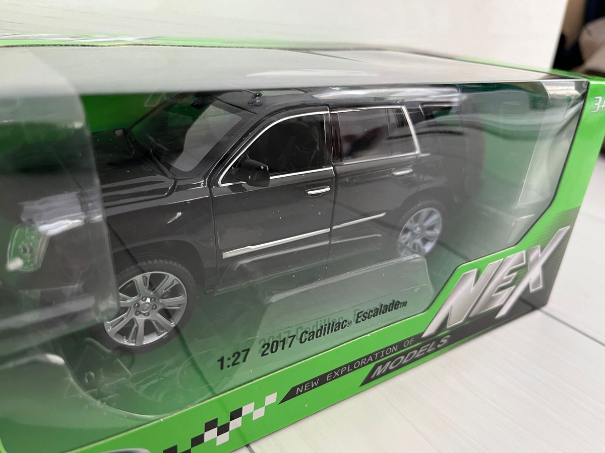 《新品箱付》1:27 Cadillac Escalade ミニカー WELLY