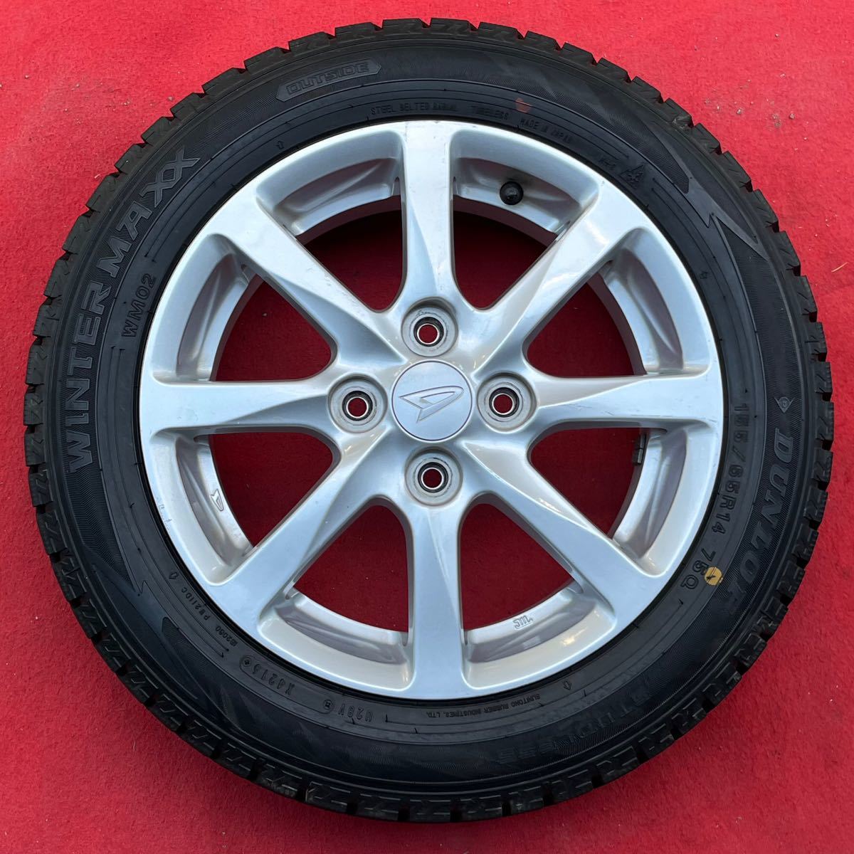 75%溝有。DAIHATSU ダイハツ純正14インチ×4.5＋45 PCD100/4穴DUNLOP 155/65R14スタッドレス4本。ムーヴタントタフトミライースコペン他。_画像3