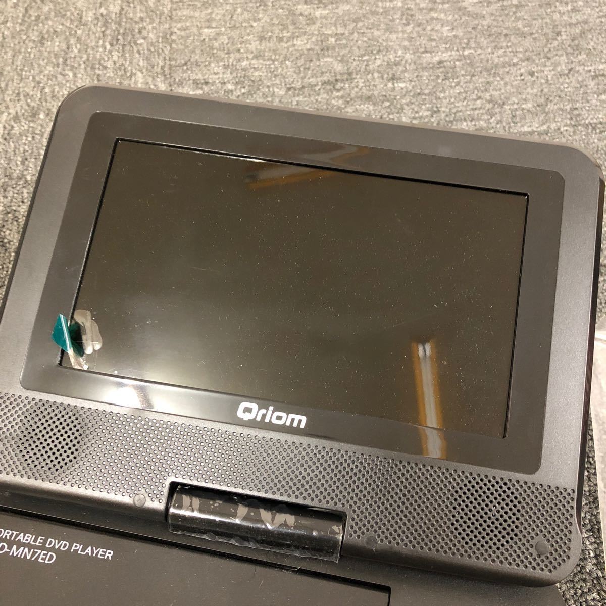 即決 Qriom 7インチポータブルDVDプレーヤー CPD-MN7ED