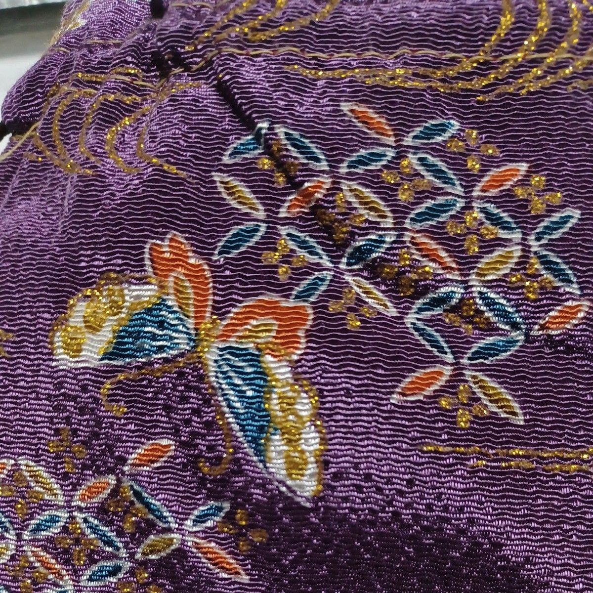 パッチワークと裏地はキルティングの化粧ポーチ  & 金糸の入った蝶々柄の巾着セットです。お正月用に ハンドメイド