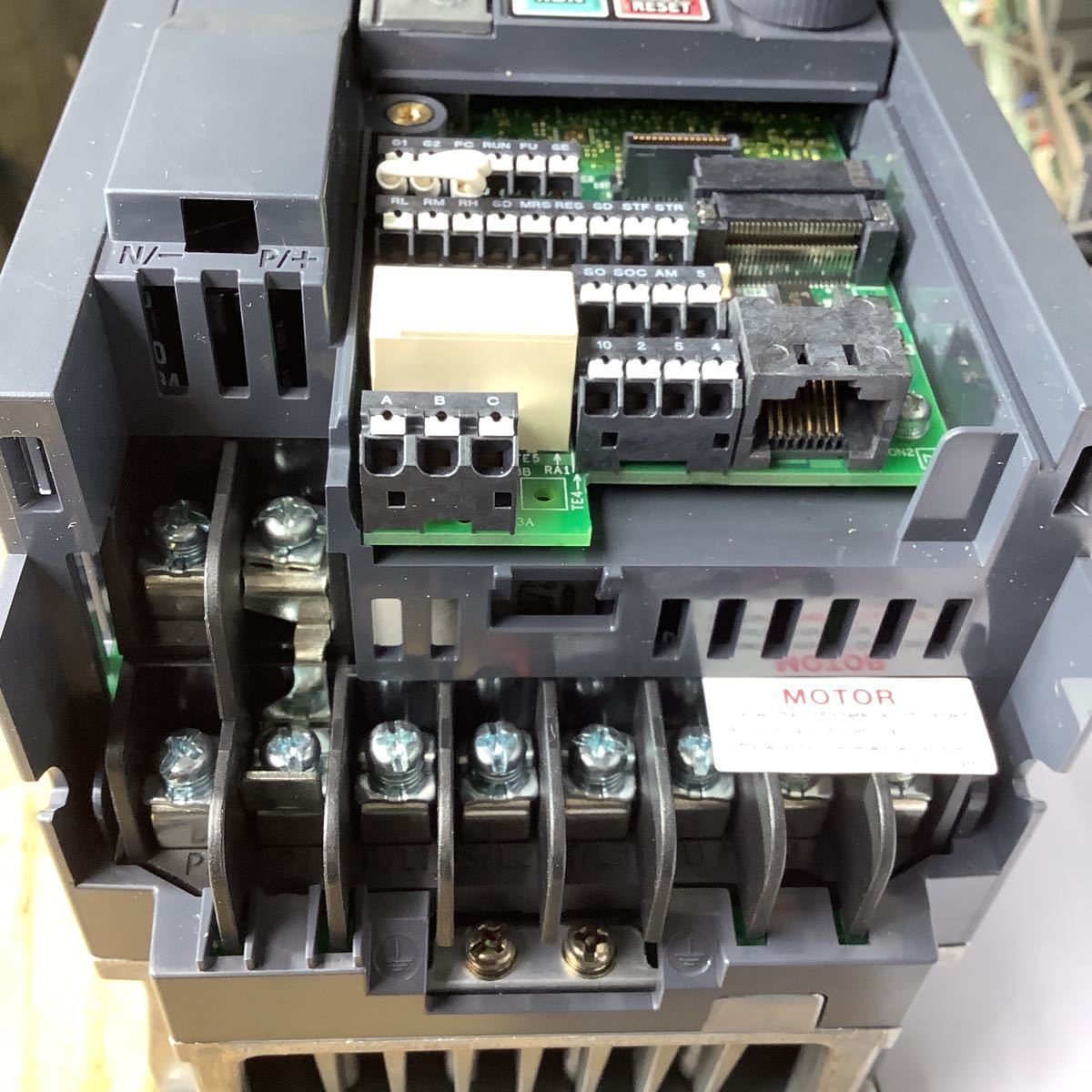 三菱 インバーター E800 品です。一般的な通電まで済みです動作 三菱 インバーター E800 品です。一般的な通電まで済みです動作