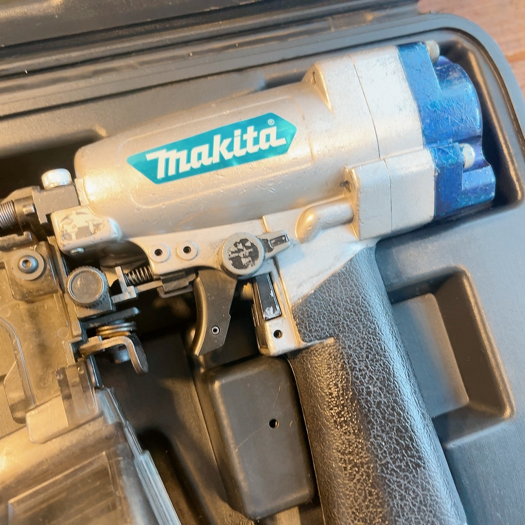 【7日保証 整備済】消耗部品多数交換♪マキタ makita 32mm 常圧 ポケットネイラ AN303P ケース付き 動作良好！の画像4