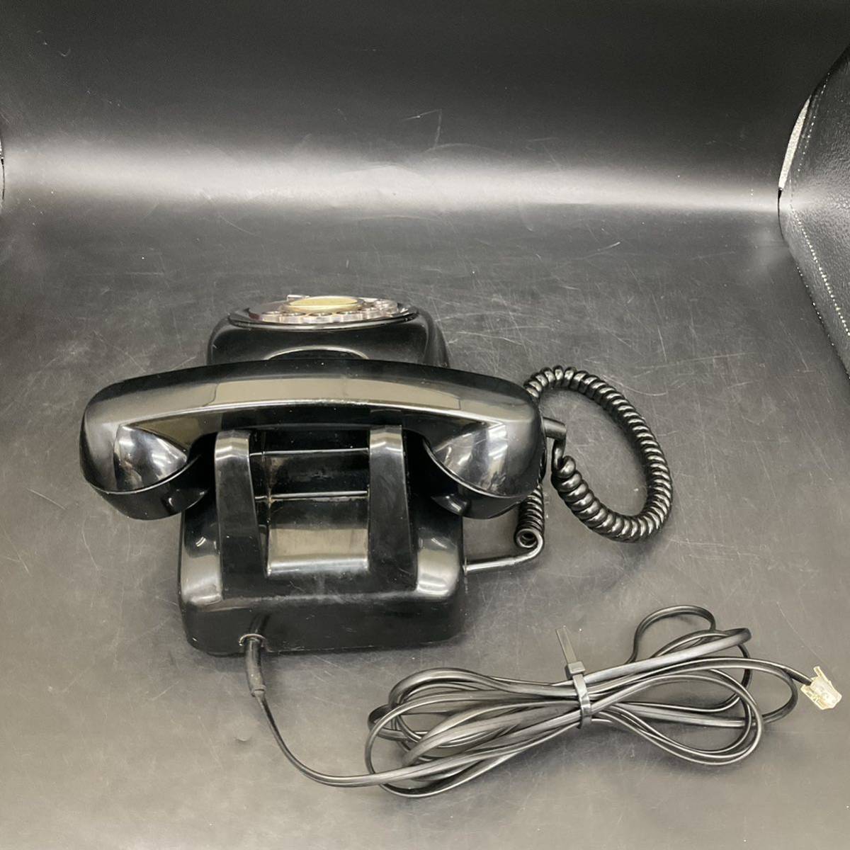 T12091535 antique black telephone dial type 600-A2 * telephone . reception is possible to do . telephone call is un- possible. 