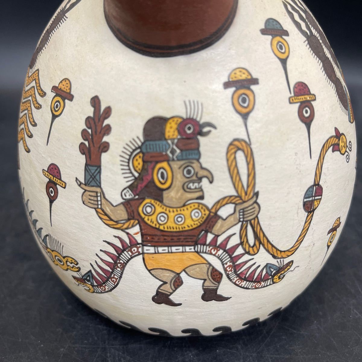 B12211706 ペルー モチェ文化土器 鐙型注口土器 インテリア チャビン文化様式から続く鐙形注口を持つ細くすっきりした印象の平底球形の土器_画像6