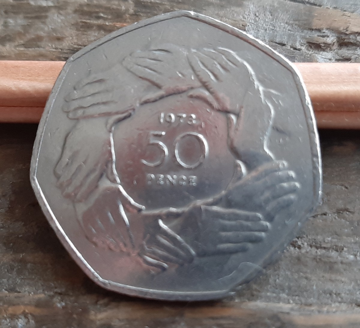 イギリス UK 英国 50ペンス 七角形コイン エリザベス女王 13.5ｇ 30mm 1973年 欧州経済共同体 EEC EU デザイン本物 美品です送料無料_画像1