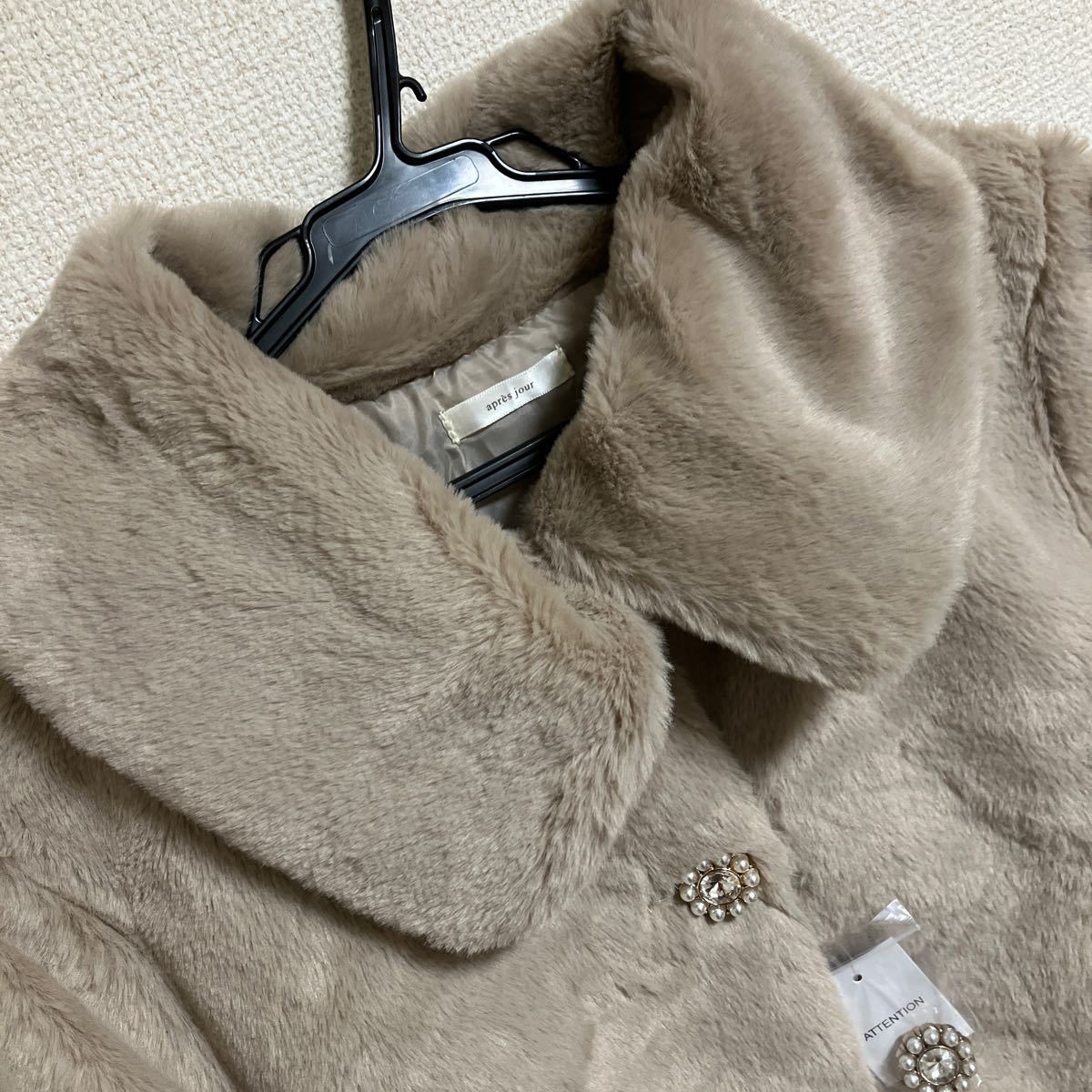 新品　apres jour アプレジュール　フェイクファーショートコート グレージュ　_画像2